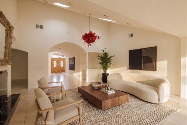 18841 Pasadero Drive, Tarzana, CA 91356