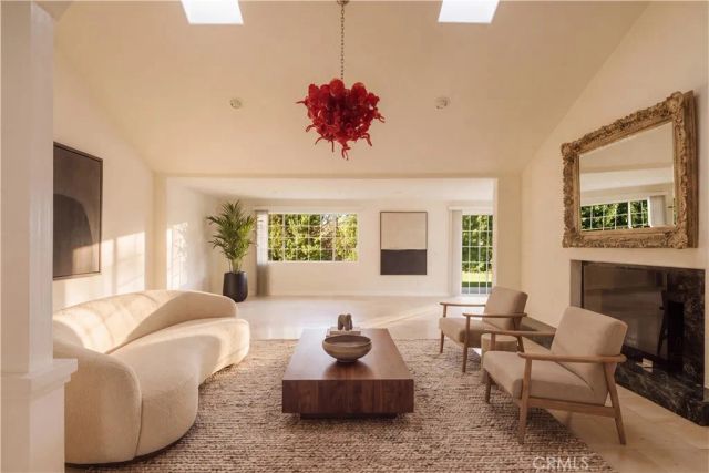 18841 Pasadero Drive, Tarzana, CA 91356