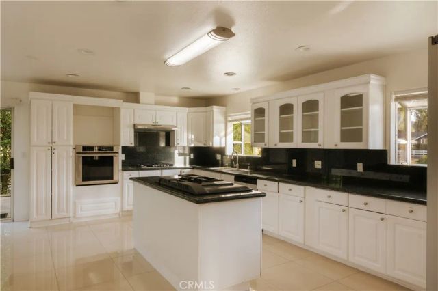 18841 Pasadero Drive, Tarzana, CA 91356