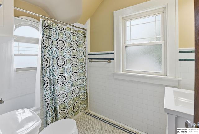 5165 Jackson Street, Omaha, NE 68106