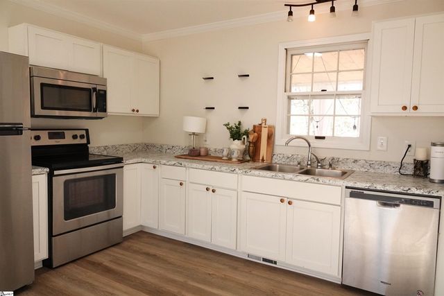 8 Aspenwood Drive, Simpsonville, SC 29680