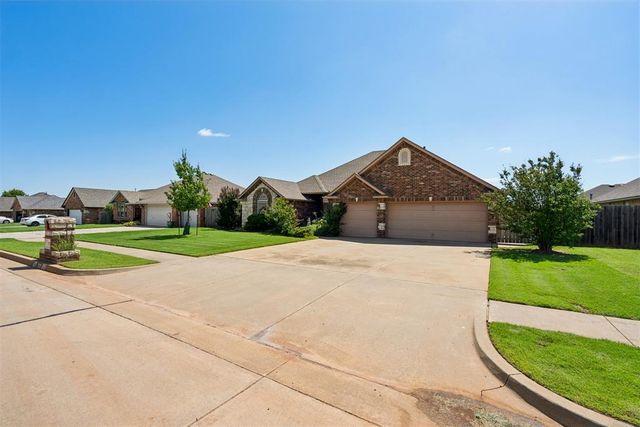 700 N Buckhorn Way, Mustang, OK 73064