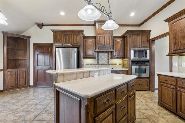 700 N Buckhorn Way, Mustang, OK 73064