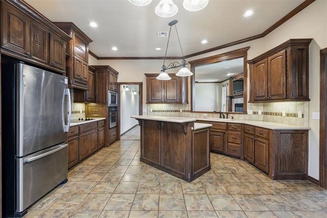 700 N Buckhorn Way, Mustang, OK 73064
