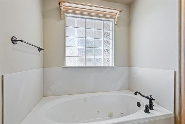 700 N Buckhorn Way, Mustang, OK 73064