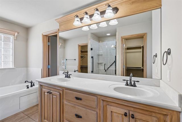 700 N Buckhorn Way, Mustang, OK 73064