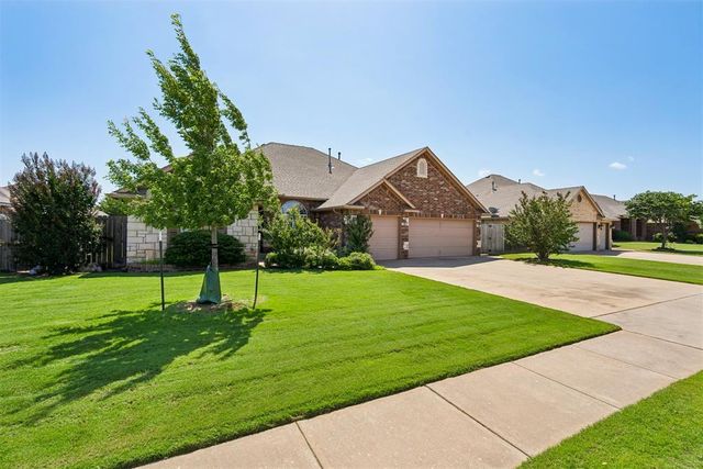 700 N Buckhorn Way, Mustang, OK 73064