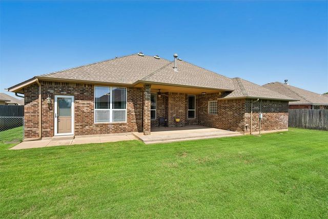 700 N Buckhorn Way, Mustang, OK 73064