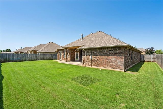 700 N Buckhorn Way, Mustang, OK 73064