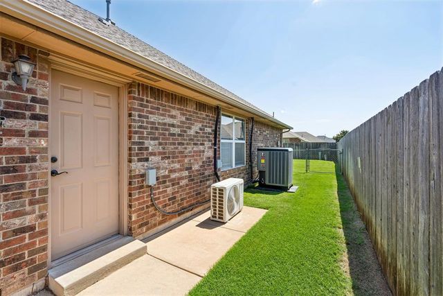 700 N Buckhorn Way, Mustang, OK 73064
