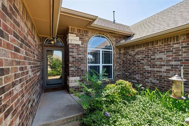 700 N Buckhorn Way, Mustang, OK 73064