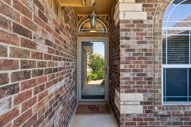 700 N Buckhorn Way, Mustang, OK 73064