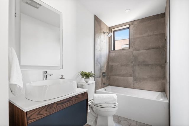 353 Linwood Ave 353, Newton, MA 02460