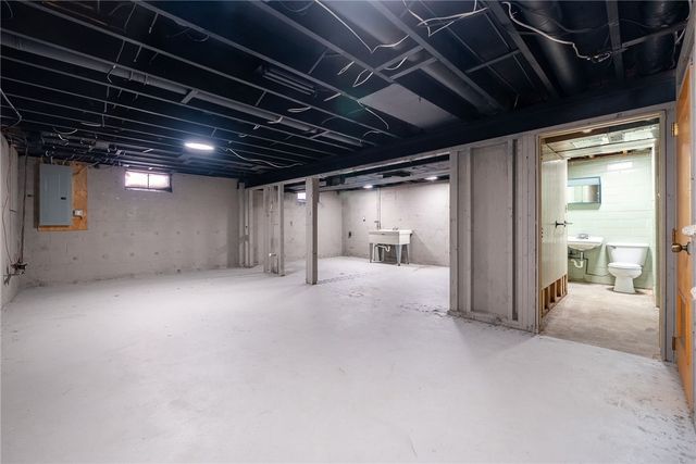 755 Massachusetts St, Ellwood City, PA 16117