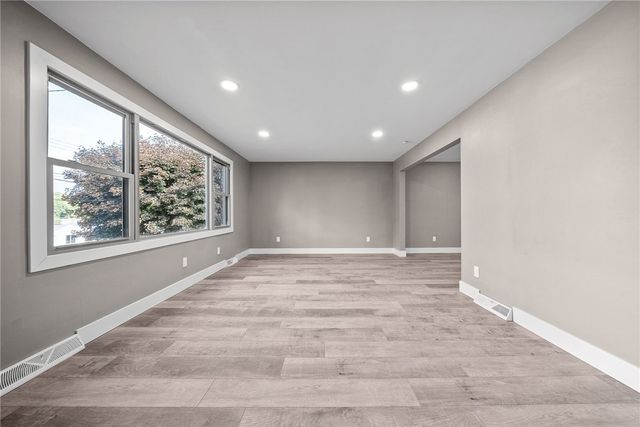 755 Massachusetts St, Ellwood City, PA 16117