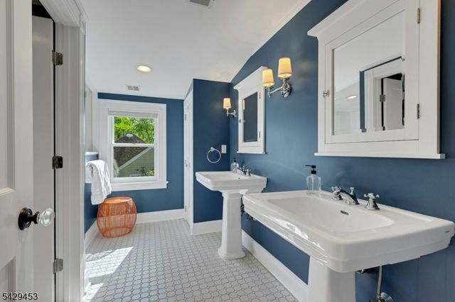 27 Bedford Rd, Summit City, NJ 07901