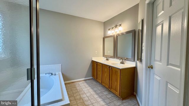 2571 CHASE WELLESLEY DR, Herndon, VA 20171