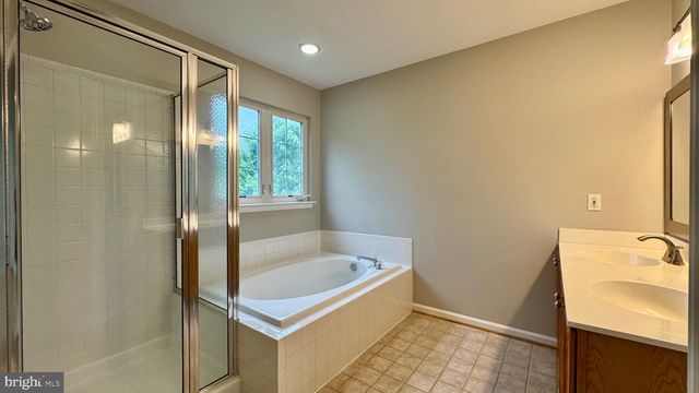 2571 CHASE WELLESLEY DR, Herndon, VA 20171