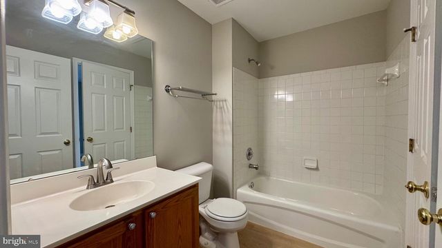 2571 CHASE WELLESLEY DR, Herndon, VA 20171