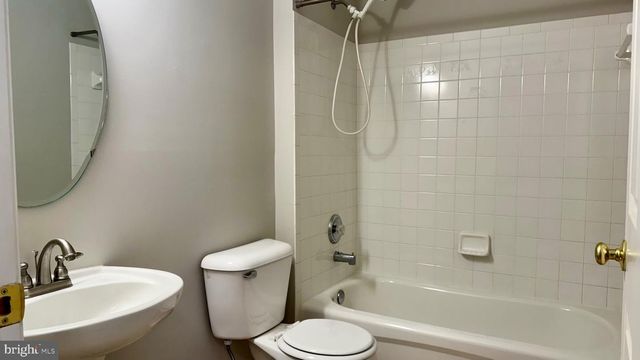 2571 CHASE WELLESLEY DR, Herndon, VA 20171