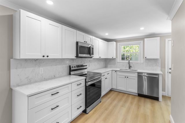 14 Derryfield Road, Derry, NH 03038