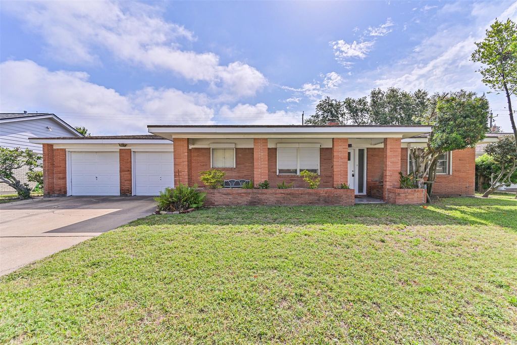 2920 Heron Drive, Galveston, TX 77551