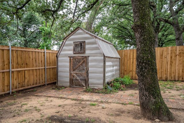 1050 Winterwood Drive, Lewisville, TX 75067