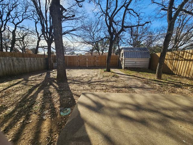 1050 Winterwood Drive, Lewisville, TX 75067