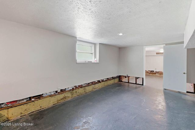 1442 Shingo Ave, Louisville, KY 40215