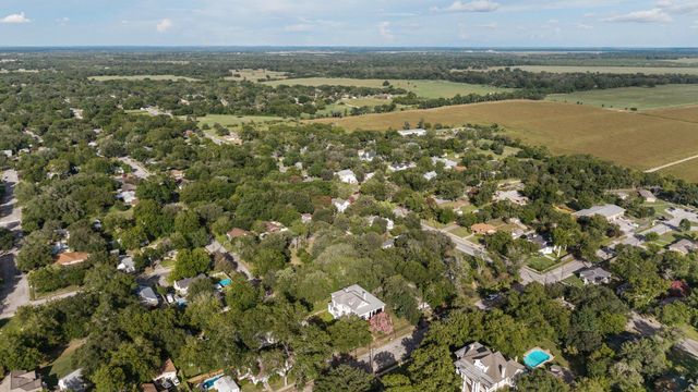 124 N Hamilton ST, Gonzales, TX 78629