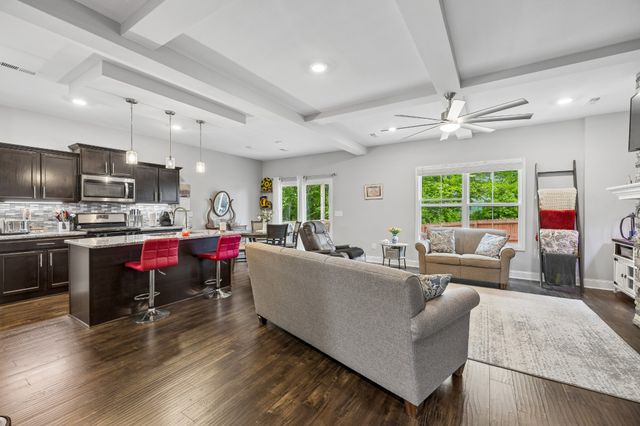 1050 Spicer Dr, Clarksville, TN 37042