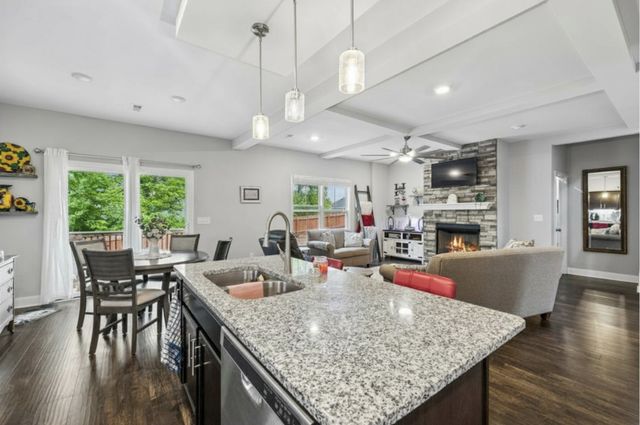 1050 Spicer Dr, Clarksville, TN 37042