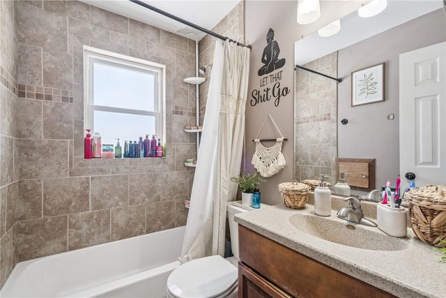 2041 Sharwood Drive NE, Cedar Rapids, IA 52402