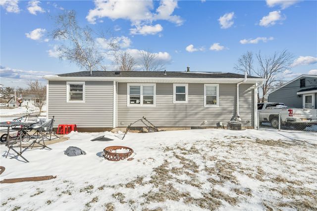2041 Sharwood Drive NE, Cedar Rapids, IA 52402