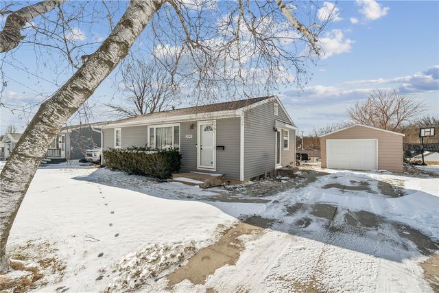 2041 Sharwood Drive NE, Cedar Rapids, IA 52402
