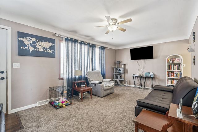 2041 Sharwood Drive NE, Cedar Rapids, IA 52402