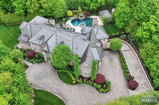15 Farmstead Road, Mahwah, NJ 07430