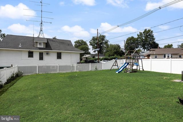445 E MILL RD, Maple Shade, NJ 08052