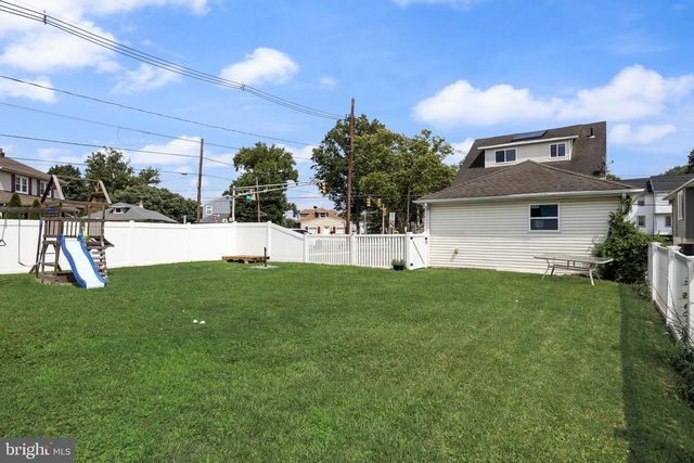 445 E MILL RD, Maple Shade, NJ 08052