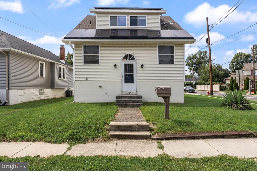 445 E MILL RD, Maple Shade, NJ 08052