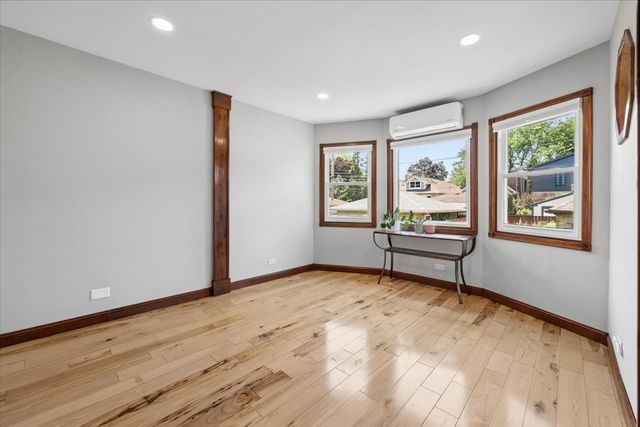 6210 N Moody Avenue, Chicago, IL 60646