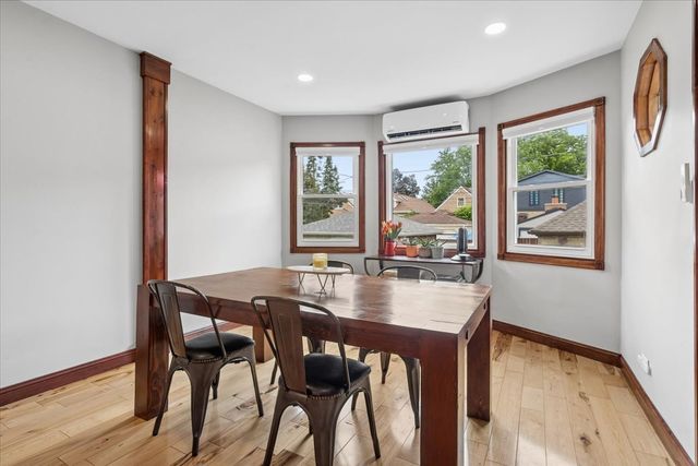 6210 N Moody Avenue, Chicago, IL 60646