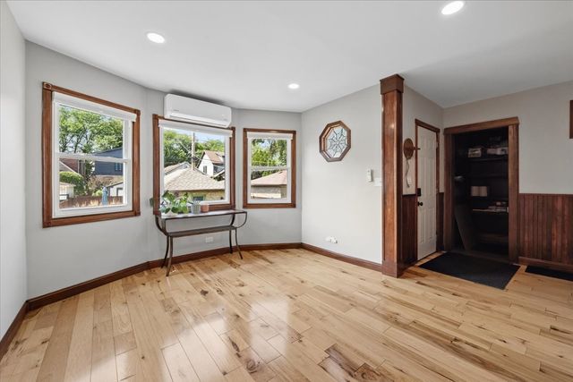 6210 N Moody Avenue, Chicago, IL 60646