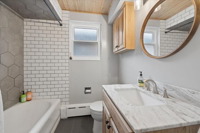 6210 N Moody Avenue, Chicago, IL 60646