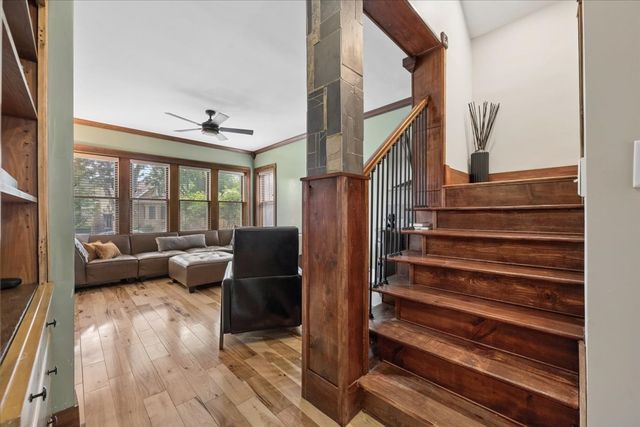 6210 N Moody Avenue, Chicago, IL 60646