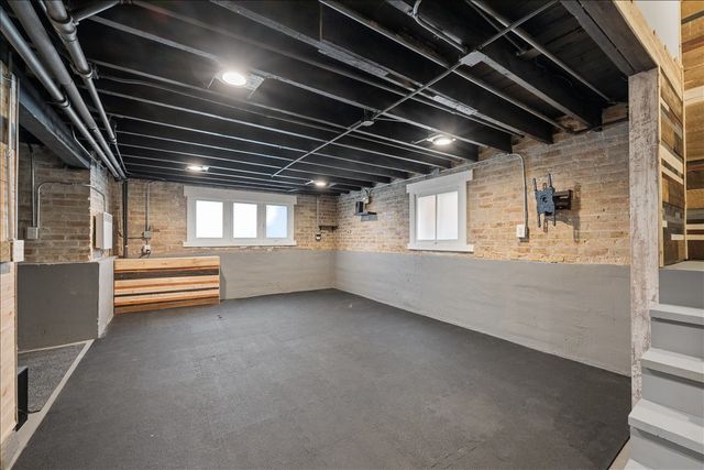 6210 N Moody Avenue, Chicago, IL 60646