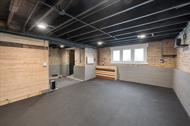 6210 N Moody Avenue, Chicago, IL 60646