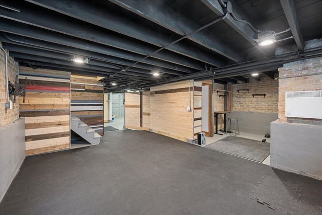 6210 N Moody Avenue, Chicago, IL 60646