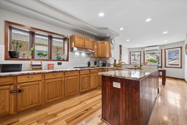 6210 N Moody Avenue, Chicago, IL 60646