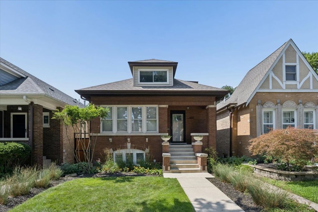 6210 N Moody Avenue, Chicago, IL 60646
